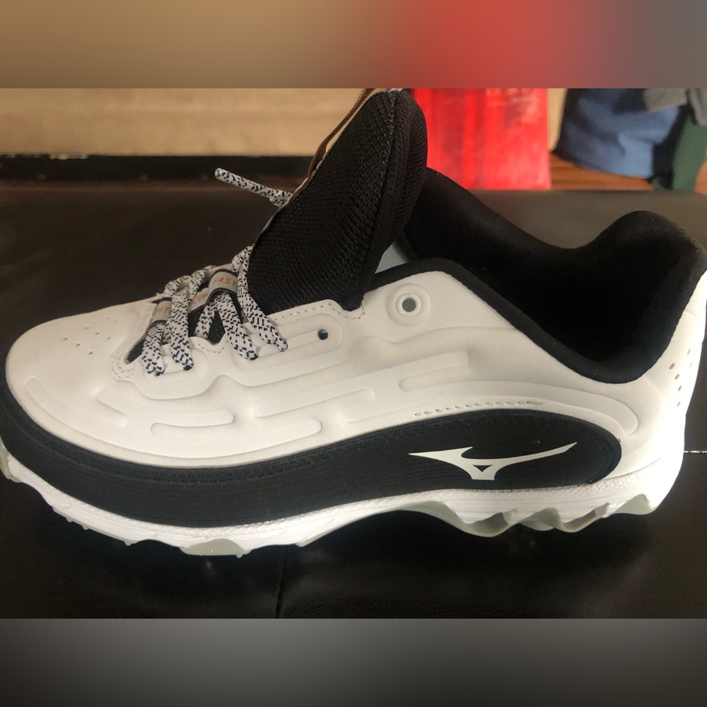 Brand New Mizuno Women’s 9-Spike Metal Fast-pitched Softball Cleats